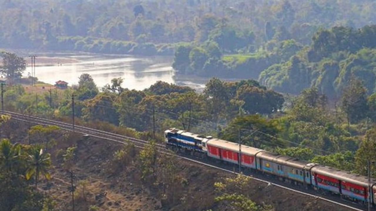 27 अगस्त से 6 सितंबर के बीच इस ट्रेन से सफर करने वालों को मिलेगा सरप्राइज गिफ्ट, IRCTC ने की घोषणा 27 अगस्त से 6 सितंबर के बीच इस ट्रेन से सफर करने वालों को मिलेगा सरप्राइज गिफ्ट, IRCTC ने की घोषणा