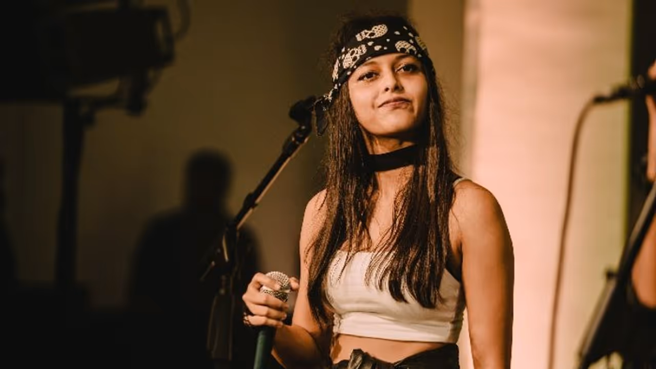 Manike Mage Hithe: ঢাকের সঙ্গে মিক্স অ্যান্ড ম্যাচ, এবার পুজো প্যান্ডাল মাতাবে সিংহলি সুর Manike Mage Hithe: ঢাকের সঙ্গে মিক্স অ্যান্ড ম্যাচ, এবার পুজো প্যান্ডাল মাতাবে সিংহলি সুর