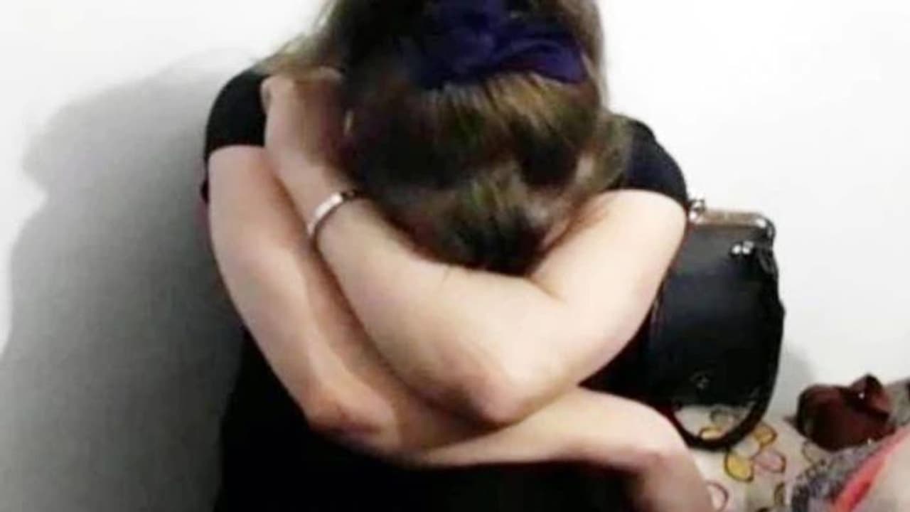 'मर जाऊंगी..भैया छोड़ दो, लेकिन हैवानों का दिल नहीं पसीजा, 7 दोस्तों ने 13 साल की लड़की से किया गैंगरेप 'मर जाऊंगी..भैया छोड़ दो, लेकिन हैवानों का दिल नहीं पसीजा, 7 दोस्तों ने 13 साल की लड़की से किया गैंगरेप