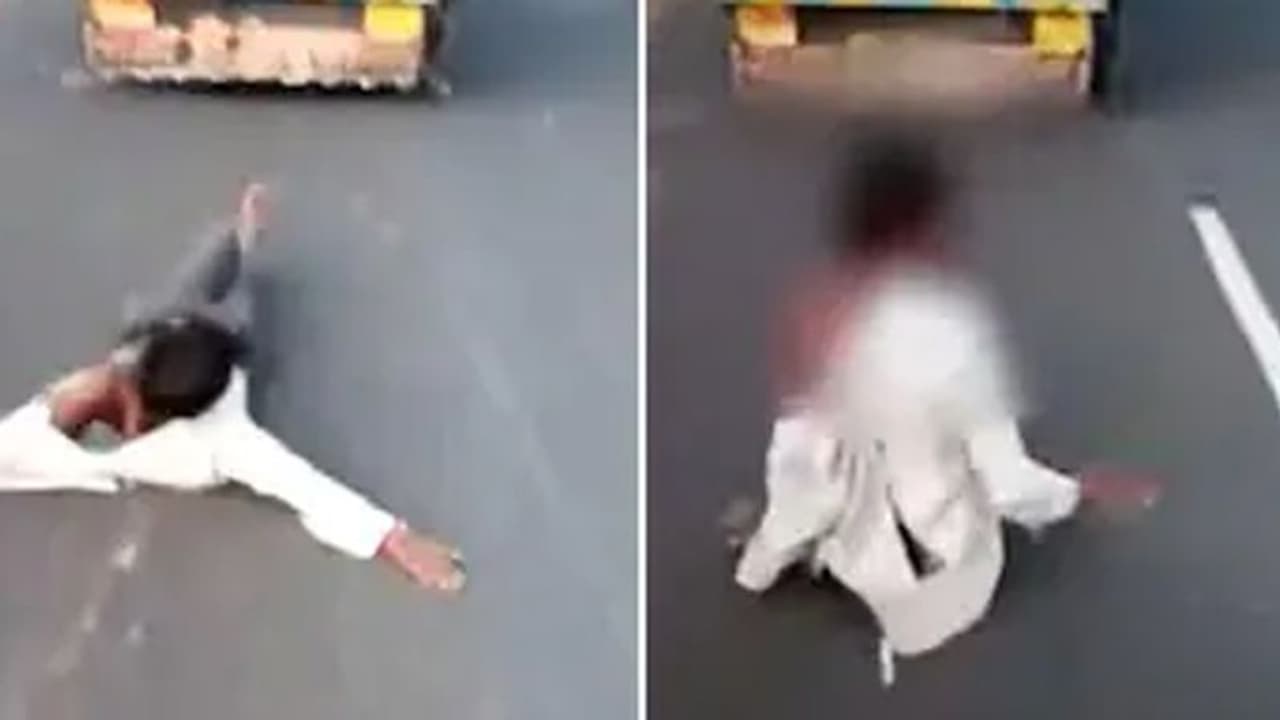 देखिए MP में क्रूरता: दरिदों ने दलित को तालिबानी सजा देकर मार डाला..बर्बरता देख कांप जाएगा कलेजा देखिए MP में क्रूरता: दरिदों ने दलित को तालिबानी सजा देकर मार डाला..बर्बरता देख कांप जाएगा कलेजा