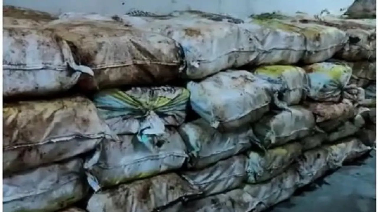 విశాఖలో గంజాయి తోటల ధ్వంసం: పోలీసులపై గిరిజనుల దాడి, కన్నీళ్లు పెట్టుకొన్న స్థానికులు