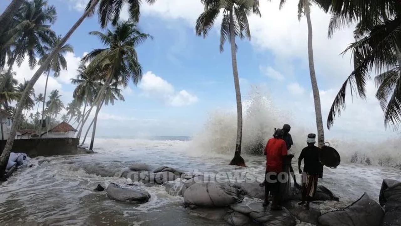 ചെല്ലാനം തീരത്ത് കടല് ഭിത്തി; 256 കോടി രൂപയുടെ കരാര് നല്കി, കരാര് സ്വന്തമാക്കിയത് ഊരാളുങ്കല് സൊസൈറ്റി ചെല്ലാനം തീരത്ത് കടല് ഭിത്തി; 256 കോടി രൂപയുടെ കരാര് നല്കി, കരാര് സ്വന്തമാക്കിയത് ഊരാളുങ്കല് സൊസൈറ്റി