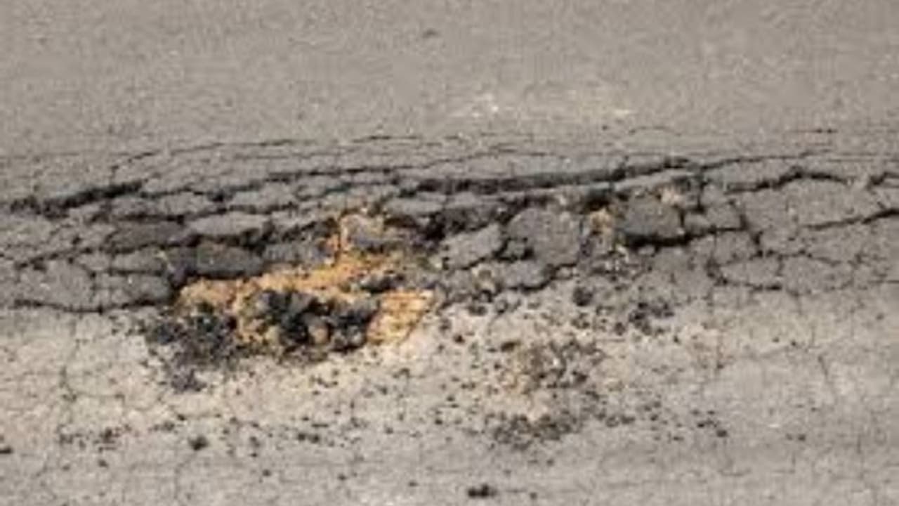 Hassan Road : ಗ್ರಾಮಸ್ಥರ ಮೇಲಿನ ಸಿಟ್ಟಿಗೆ ಜೆಸಿಬಿ ತರಿಸಿ ರಸ್ತೆಯನ್ನೇ ಅಗೆದ ಭೂಪ! Hassan Road : ಗ್ರಾಮಸ್ಥರ ಮೇಲಿನ ಸಿಟ್ಟಿಗೆ ಜೆಸಿಬಿ ತರಿಸಿ ರಸ್ತೆಯನ್ನೇ ಅಗೆದ ಭೂಪ!