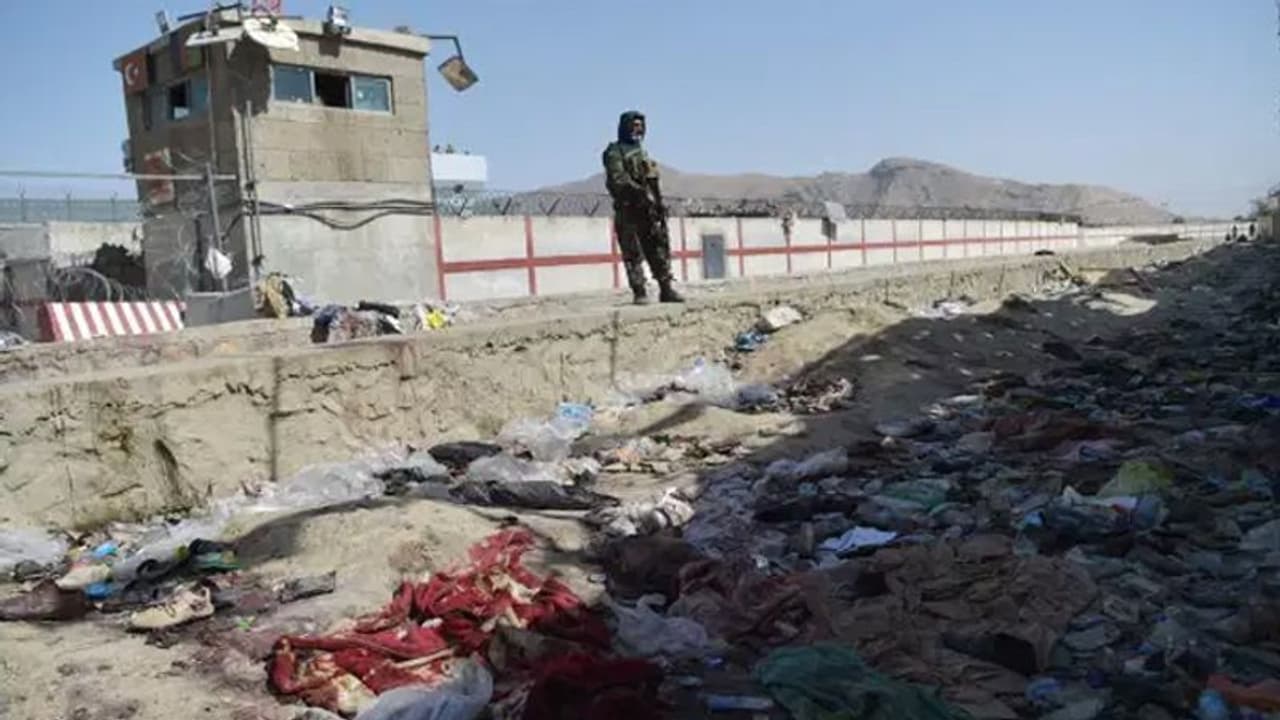 টি ২০ ম্যাচ চলাকালীন ভয়াবহ বিস্ফোরণ স্টেডিয়ামে, বাঙ্কারে লুকোলেন খেলোয়াড়রা! টি ২০ ম্যাচ চলাকালীন ভয়াবহ বিস্ফোরণ স্টেডিয়ামে, বাঙ্কারে লুকোলেন খেলোয়াড়রা!