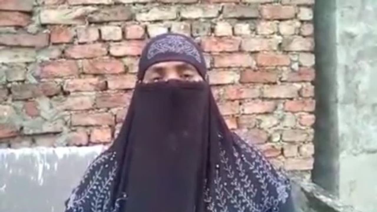 మహిళా వాలంటీర్ కమీషనర్ వివాదం... రంగంలోకి వైసిపి ఎమ్మెల్యే గోపిరెడ్డి (వీడియో) మహిళా వాలంటీర్ కమీషనర్ వివాదం... రంగంలోకి వైసిపి ఎమ్మెల్యే గోపిరెడ్డి (వీడియో)