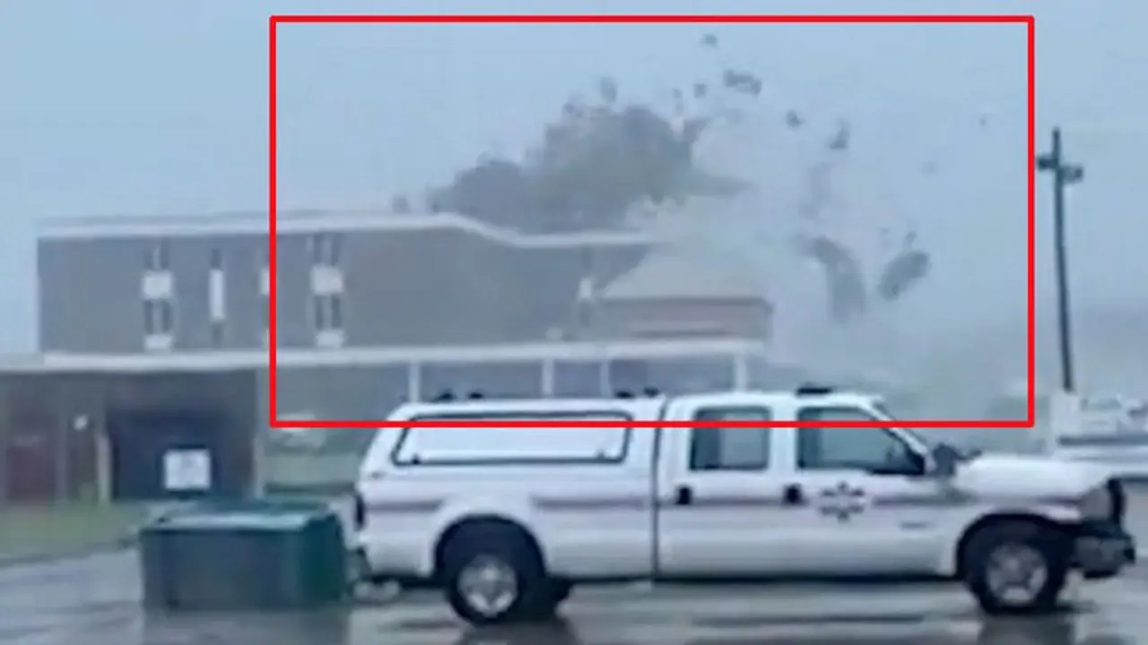 Shocking Video: ऐसा तूफान आया कि फट गई घर की पूरी छत, करीब 966500 घरों से बिजली गायब Shocking Video: ऐसा तूफान आया कि फट गई घर की पूरी छत, करीब 966500 घरों से बिजली गायब