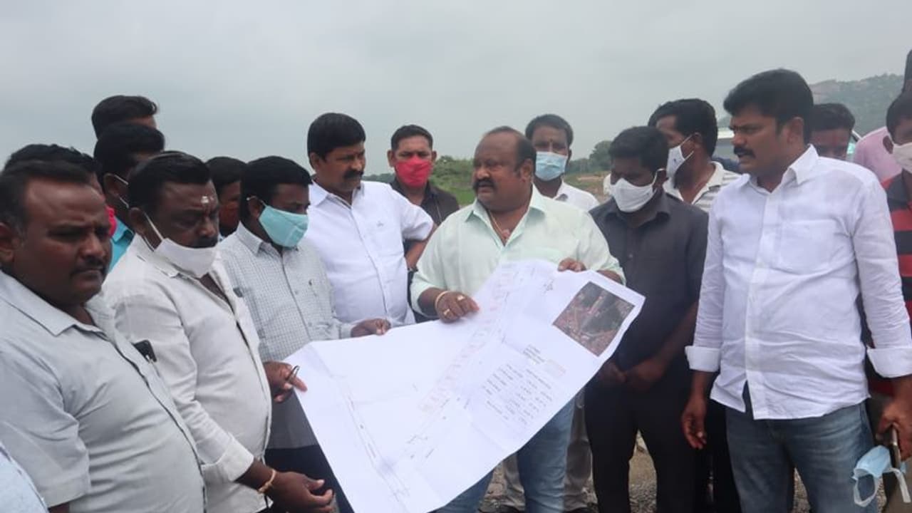 5న హుజురాబాద్లో ఆటో నగర్ కార్మికులకు భూమి పట్టాల పంపిణీ: మంత్రి గంగుల 5న హుజురాబాద్లో ఆటో నగర్ కార్మికులకు భూమి పట్టాల పంపిణీ: మంత్రి గంగుల