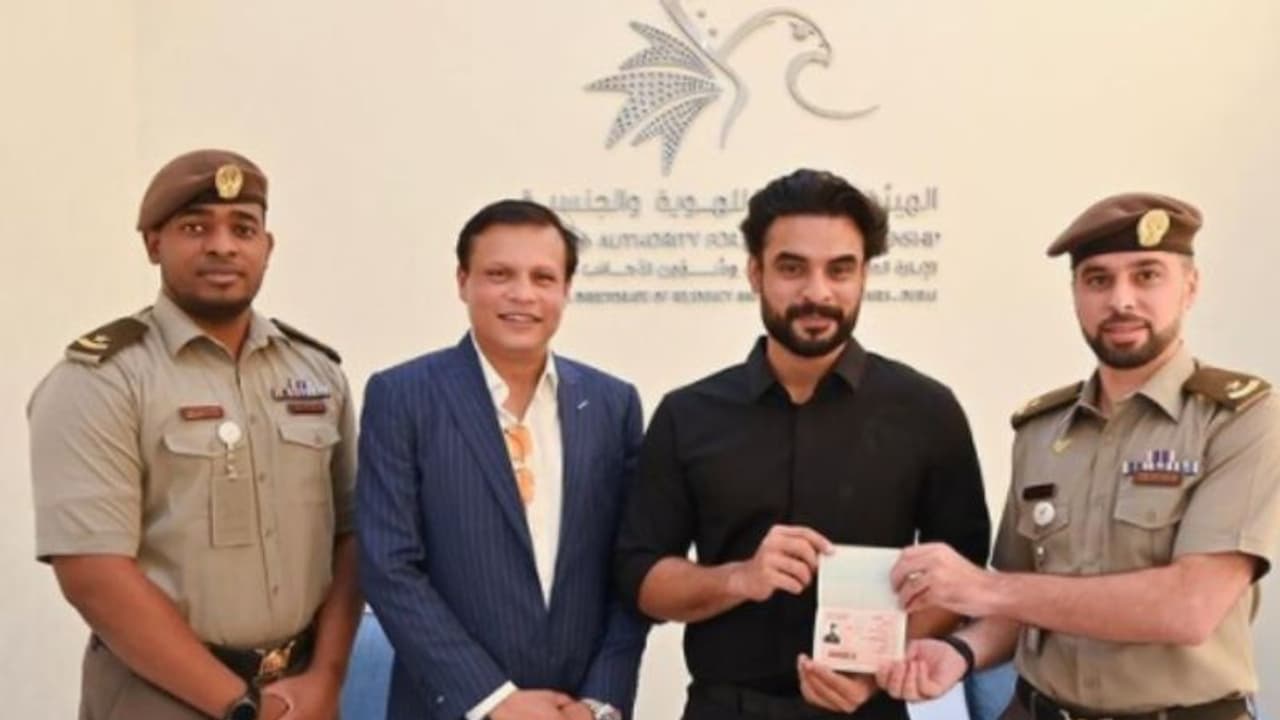 മോഹൻലാലിനും മമ്മൂട്ടിക്കും പിന്നാലെ ടൊവിനൊയ്‍ക്കും ഗോള്‍ഡൻ വിസ