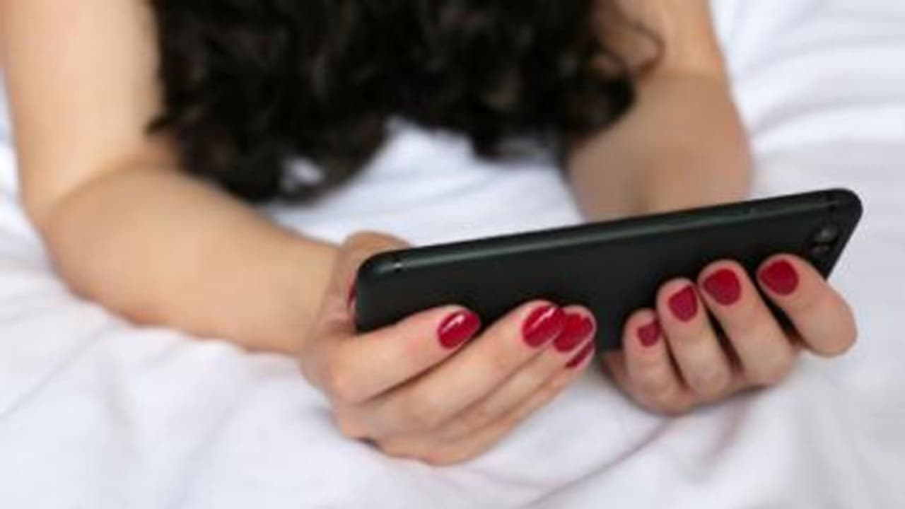 Online கிளாசுக்கு முழுக்கு. தனி அறையில் நிர்வாணமாக வீடியோ எடுத்து வெளியிட்டு வந்த பள்ளி மாணவி. வெளியானது பகீர்