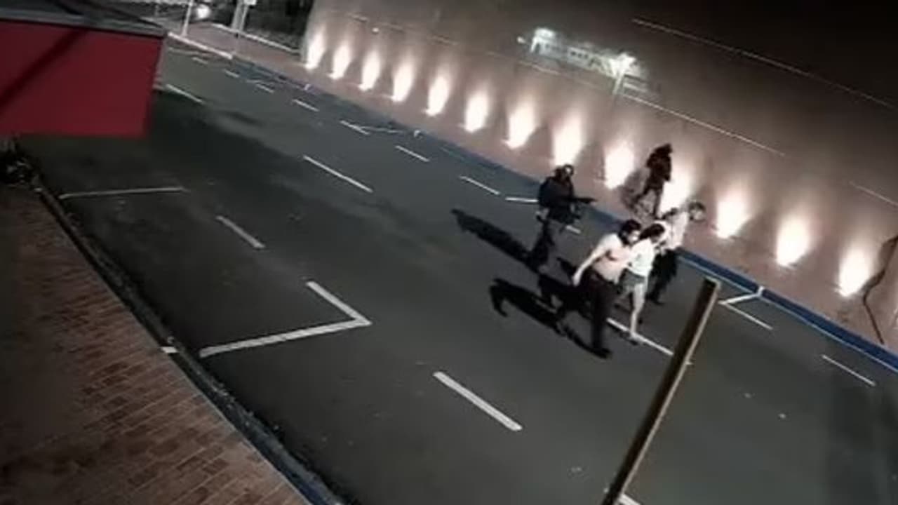 യന്ത്രത്തോക്കുകളും ബോംബുകളുമായി അമ്പതംഗ കൊള്ളസംഘം; മൂന്ന് ബാങ്കുകള് കൊള്ളയടിച്ചു യന്ത്രത്തോക്കുകളും ബോംബുകളുമായി അമ്പതംഗ കൊള്ളസംഘം; മൂന്ന് ബാങ്കുകള് കൊള്ളയടിച്ചു