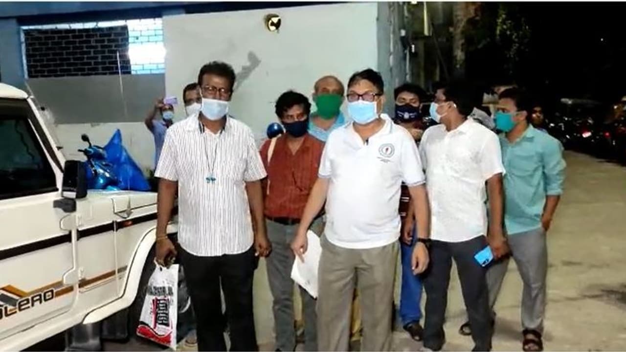 রাষ্ট্রায়ত্ত ব্যাঙ্কে ঢুকে তৃণমূল নেতার দাদাগিরি, কর্মীদের মারধর, ম্যানেজারকে হুমকি রাষ্ট্রায়ত্ত ব্যাঙ্কে ঢুকে তৃণমূল নেতার দাদাগিরি, কর্মীদের মারধর, ম্যানেজারকে হুমকি