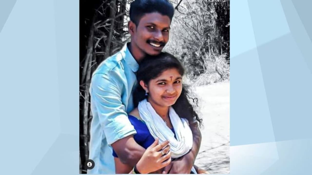 കുമളിയില് കമിതാക്കളെ സ്വകാര്യ ലോഡ്ജിൽ മരിച്ച നിലയിൽ കണ്ടെത്തി കുമളിയില് കമിതാക്കളെ സ്വകാര്യ ലോഡ്ജിൽ മരിച്ച നിലയിൽ കണ്ടെത്തി