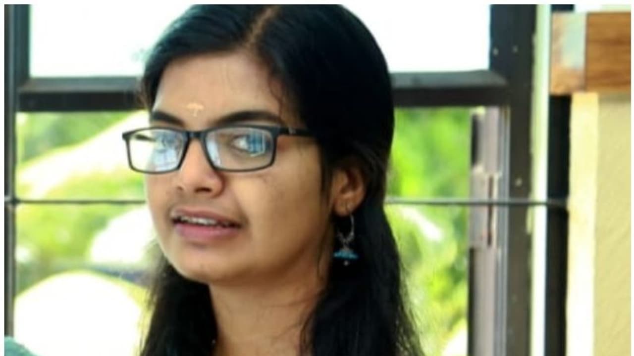 ആദ്യ ജോലിയില് ചേരാന് പോയ യുവതി ഹൃദയാഘാതം മൂലം മരിച്ചു ആദ്യ ജോലിയില് ചേരാന് പോയ യുവതി ഹൃദയാഘാതം മൂലം മരിച്ചു