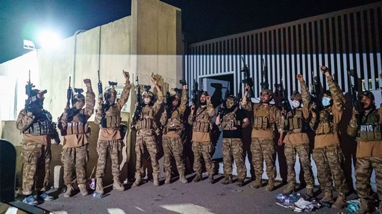 ஆப்கானிஸ்தானை விட்டு முழுவதுமாக வெளியேறிய அமெரிக்க ராணுவம்.. கொண்டாடி தீர்க்கும் தலிபான்கள்..! ஆப்கானிஸ்தானை விட்டு முழுவதுமாக வெளியேறிய அமெரிக்க ராணுவம்.. கொண்டாடி தீர்க்கும் தலிபான்கள்..!