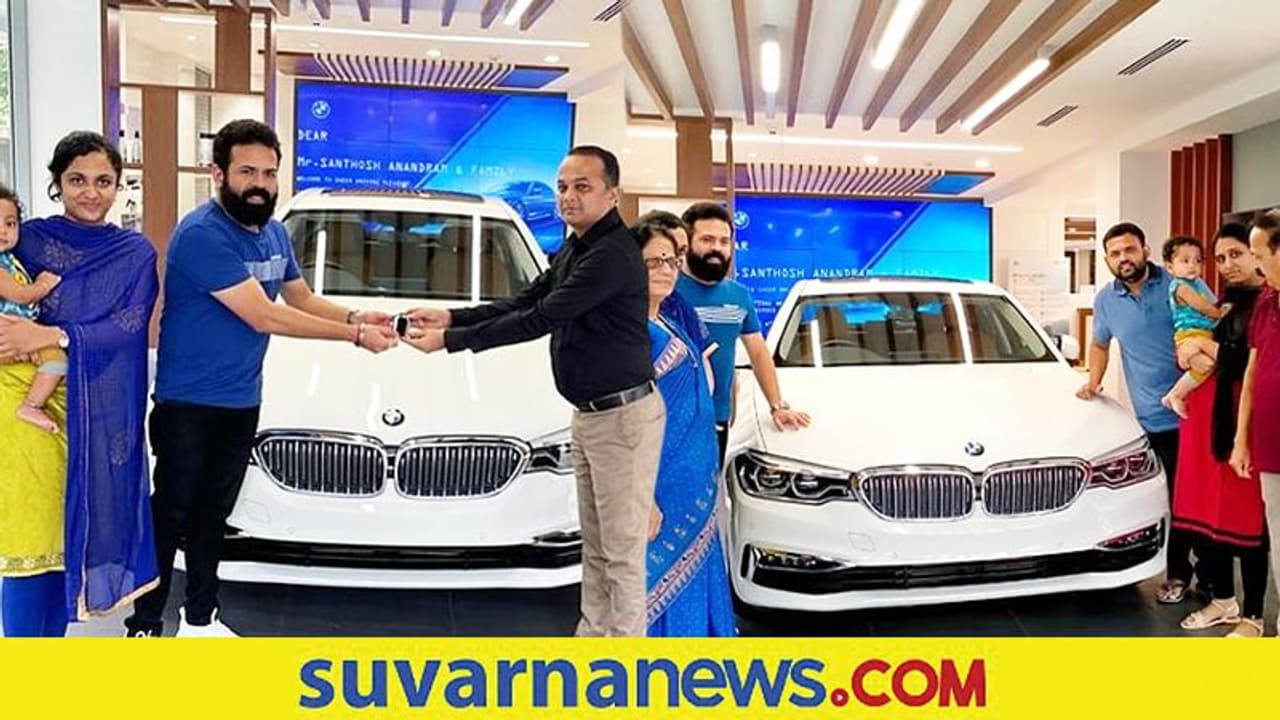 ಐಷಾರಾಮಿ 'ಬಿಎಂಡಬ್ಲ್ಯೂ 520' ಕಾರು ಖರೀದಿಸಿದ ನಿರ್ದೇಶಕ ಸಂತೋಷ್ ಆನಂದ್ ರಾಮ್! ಐಷಾರಾಮಿ 'ಬಿಎಂಡಬ್ಲ್ಯೂ 520' ಕಾರು ಖರೀದಿಸಿದ ನಿರ್ದೇಶಕ ಸಂತೋಷ್ ಆನಂದ್ ರಾಮ್!