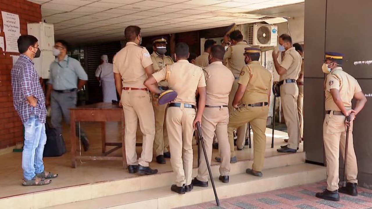 തൃക്കാക്കര നഗരസഭയിലെ കയ്യാങ്കളി; പൊലീസ് നടപടിക്കെതിരെ എൽ ഡി എഫ്; പ്രതിരോധം ശക്തമാക്കി യു ഡി എഫ് തൃക്കാക്കര നഗരസഭയിലെ കയ്യാങ്കളി; പൊലീസ് നടപടിക്കെതിരെ എൽ ഡി എഫ്; പ്രതിരോധം ശക്തമാക്കി യു ഡി എഫ്