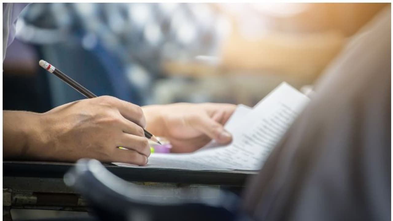 ജെഇഇ പരീക്ഷയിലെ 367ാം റാങ്ക്; ചേരിയിൽ നിന്നുംഐഐടിയിൽ പഠിക്കാനൊരുങ്ങി മനോജ് കുമാർ; പ്രചോദനം ഈ ജീവിതം ജെഇഇ പരീക്ഷയിലെ 367ാം റാങ്ക്; ചേരിയിൽ നിന്നുംഐഐടിയിൽ പഠിക്കാനൊരുങ്ങി മനോജ് കുമാർ; പ്രചോദനം ഈ ജീവിതം