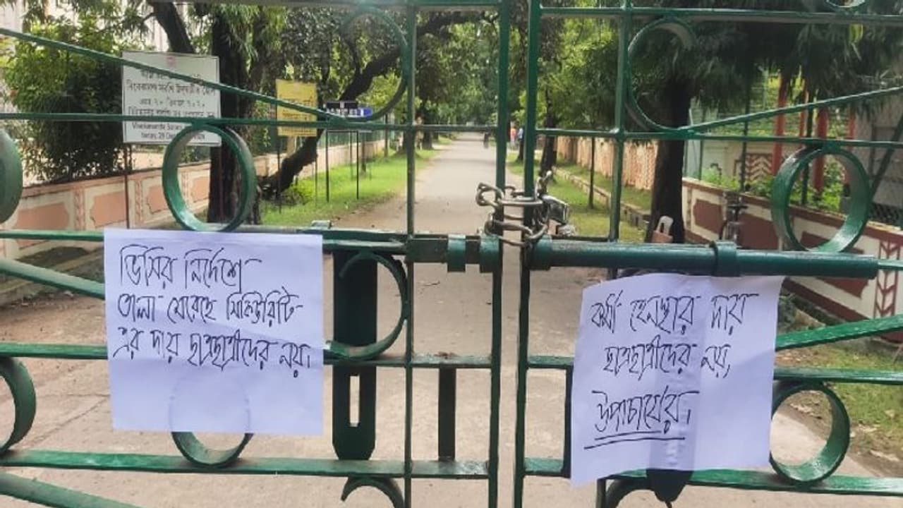 বিশ্বভারতীর চত্বরে পড়ুয়াদের পোস্টার, নিরাপত্তা চেয়ে পুলিশের দ্বারস্থ উপাচার্য