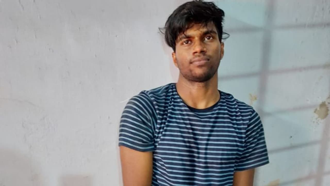 കോഴിക്കോട് വൻ മയക്ക് മരുന്ന് വേട്ട: അരക്കോടിയുടെ എം.ഡി.എം.എയുമായി യുവാവ് അറസ്റ്റിൽ കോഴിക്കോട് വൻ മയക്ക് മരുന്ന് വേട്ട: അരക്കോടിയുടെ എം.ഡി.എം.എയുമായി യുവാവ് അറസ്റ്റിൽ