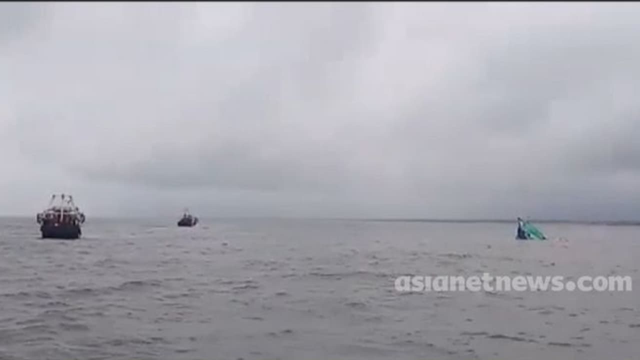 குமரி மீனவர்கள் சென்ற விசைப்படகு நடுக்கடலில் மூழ்கியது…. மாயமான மீனவரை மீட்க உறவினர்கள் கோரிக்கை…! குமரி மீனவர்கள் சென்ற விசைப்படகு நடுக்கடலில் மூழ்கியது…. மாயமான மீனவரை மீட்க உறவினர்கள் கோரிக்கை…!