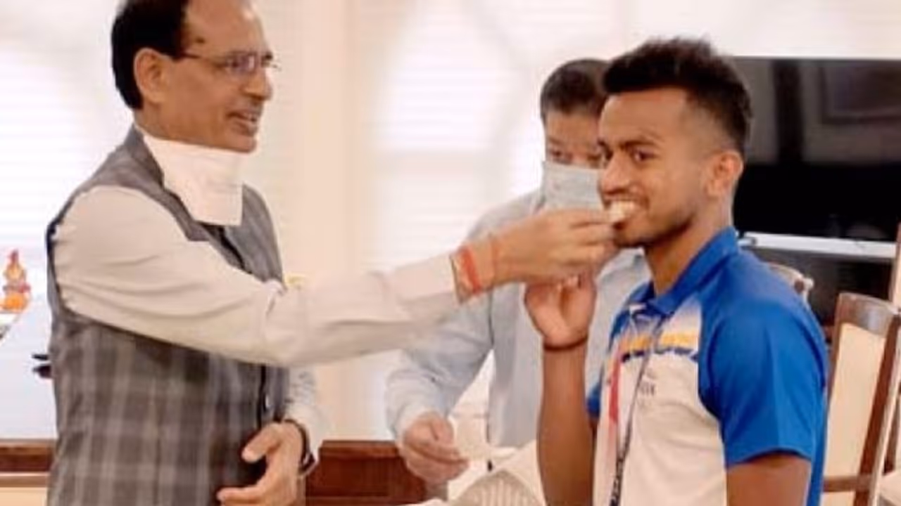 MP पुलिस में डीएसपी बने हॉकी प्लेयर विवेक सागर, CM शिवराज ने पूरी की खिलाड़ी की मां की ख्वाहिश MP पुलिस में डीएसपी बने हॉकी प्लेयर विवेक सागर, CM शिवराज ने पूरी की खिलाड़ी की मां की ख्वाहिश