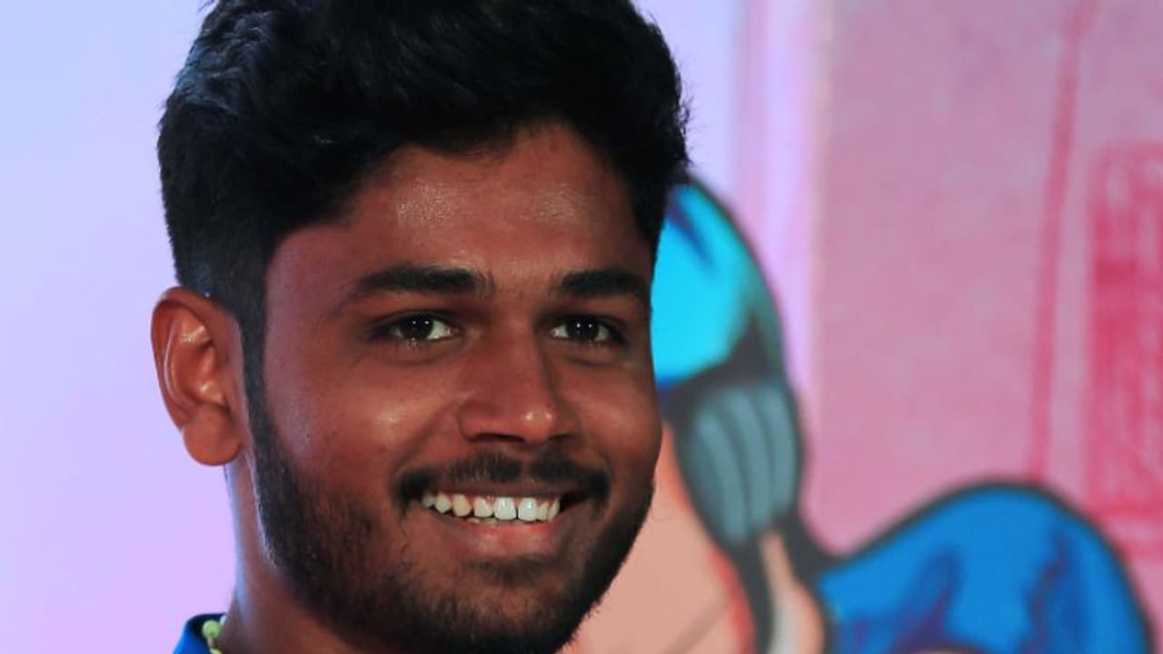 ബ്ലാസ്റ്റേഴ്സ് ജേഴ്സിയില് സഞ്ജു; ഏറ്റവും പ്രധാന സൈനിംഗ് എന്ന് മഞ്ഞപ്പട! കൗതുകമായി ചിത്രം ബ്ലാസ്റ്റേഴ്സ് ജേഴ്സിയില് സഞ്ജു; ഏറ്റവും പ്രധാന സൈനിംഗ് എന്ന് മഞ്ഞപ്പട! കൗതുകമായി ചിത്രം