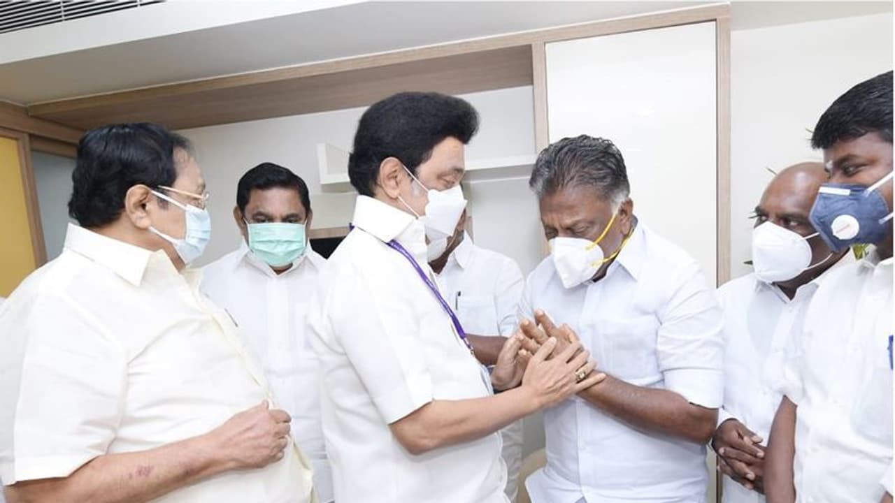 மனைவியை இழந்து துடிக்கும் ஓபிஎஸ்... பன்னீர் செல்வத்தின் கையை பற்றி முதல்வர் ஸ்டாலின் ஆறுதல்.. மனைவியை இழந்து துடிக்கும் ஓபிஎஸ்... பன்னீர் செல்வத்தின் கையை பற்றி முதல்வர் ஸ்டாலின் ஆறுதல்..