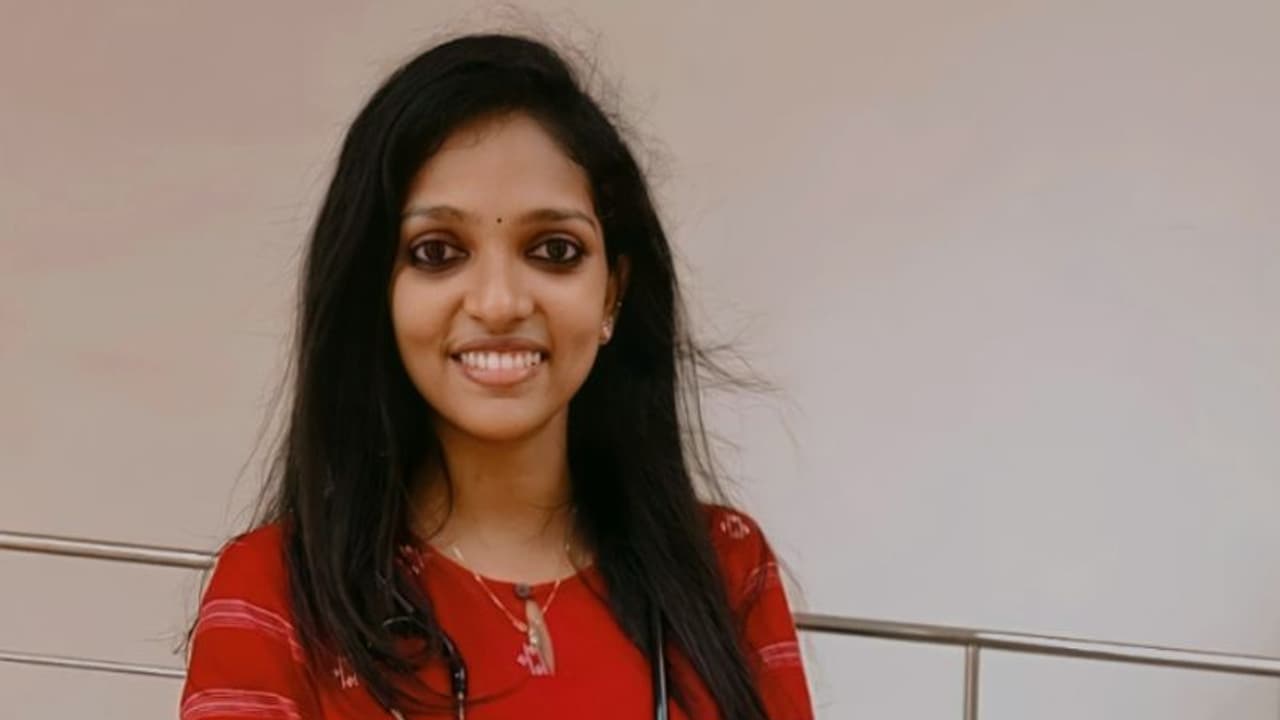 ടാപ്പിങ് തൊഴിലാളിയായ അച്ഛന്‍റെ ആഗ്രഹം സഫലമാക്കി മകൾ, 'ഇനി ഡോ. അഞ്ജു'