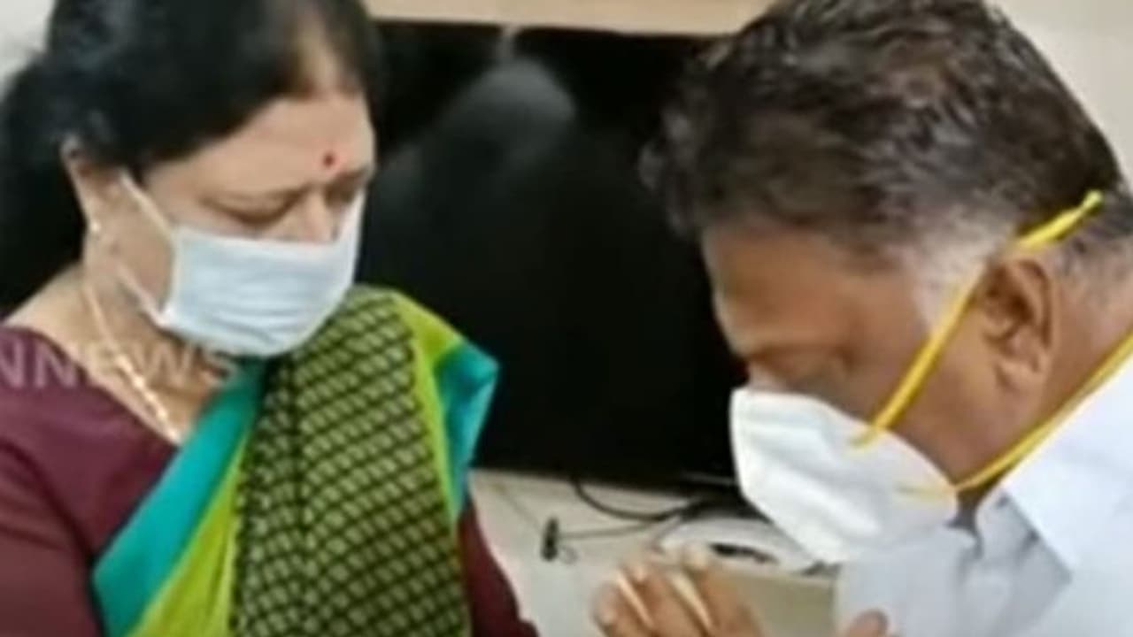 புயலாக வந்து ஓபிஎஸ்சுக்கு ஆறுதல் கூறிய சசிகலா... கையை பிடித்து உடைந்து கதறி அழுத பன்னீர் செல்வம். புயலாக வந்து ஓபிஎஸ்சுக்கு ஆறுதல் கூறிய சசிகலா... கையை பிடித்து உடைந்து கதறி அழுத பன்னீர் செல்வம்.