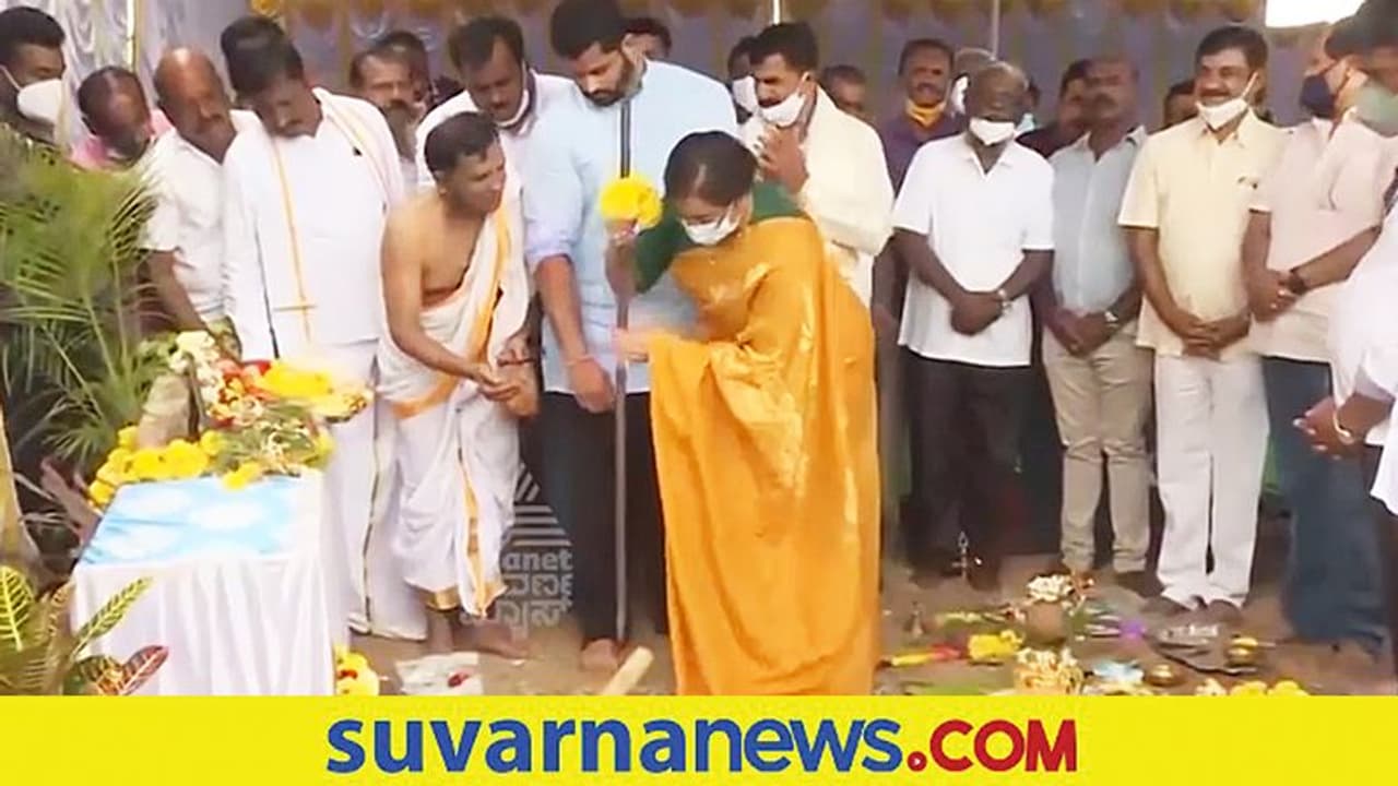 ಮಂಡ್ಯದಲ್ಲಿ ಸಂಸದೆ ಸುಮಲತಾ ನೂತನ ಮನೆ ನಿರ್ಮಾಣ ಮಂಡ್ಯದಲ್ಲಿ ಸಂಸದೆ ಸುಮಲತಾ ನೂತನ ಮನೆ ನಿರ್ಮಾಣ