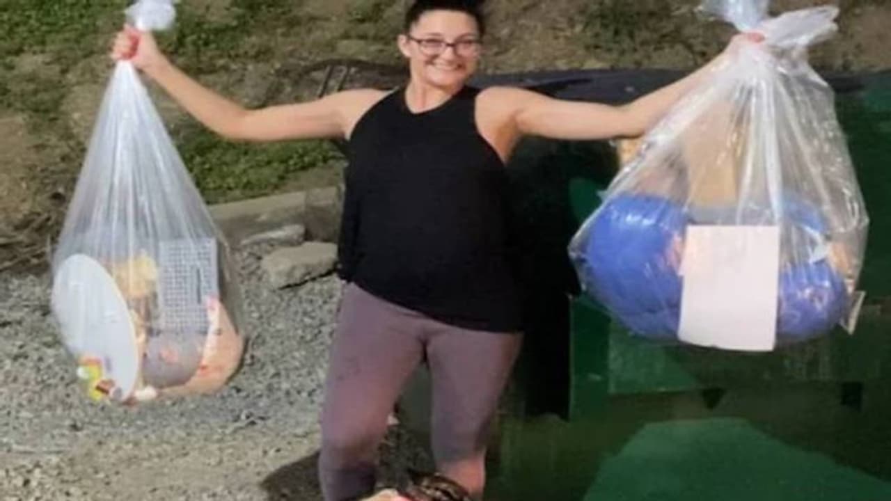 ചവറ്റുകുട്ടയിൽ ഉപേക്ഷിക്കപ്പെട്ട വസ്തുക്കൾ ചികഞ്ഞെടുക്കലാണ് ജോലി, മാസം കിട്ടുന്നത് 70000 ത്തിലധികം രൂപ ചവറ്റുകുട്ടയിൽ ഉപേക്ഷിക്കപ്പെട്ട വസ്തുക്കൾ ചികഞ്ഞെടുക്കലാണ് ജോലി, മാസം കിട്ടുന്നത് 70000 ത്തിലധികം രൂപ