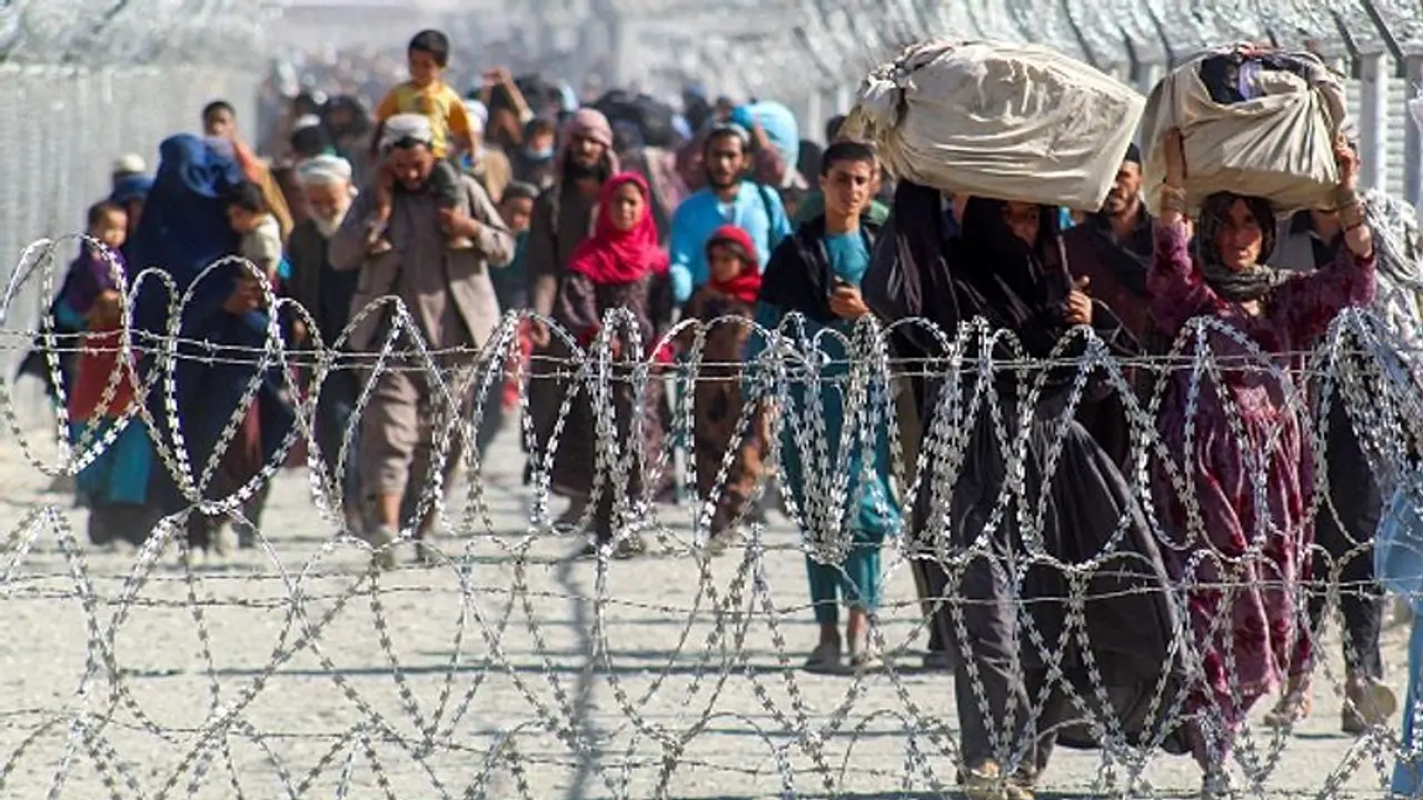Pakistan deports more than 200 Afghan nationals including women and children Pakistan deports more than 200 Afghan nationals including women and children
