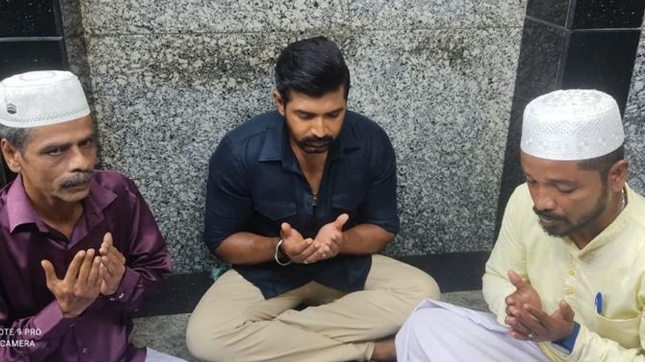 நாகூர் தர்காவிற்கு திடீர் விசிட் அடித்த அருண் விஜய்! இஸ்லாமியர்களுடன் சேர்ந்து தொழுகை செய்த புகைப்படம் வைரல்!