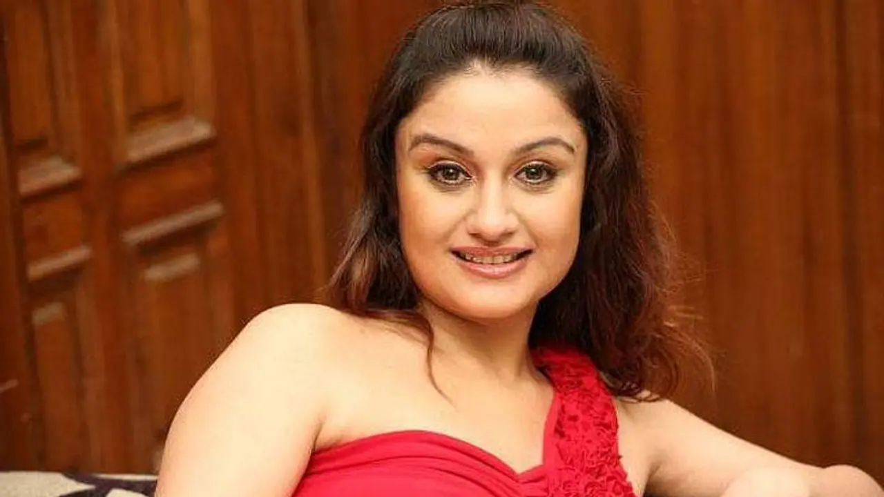 పైకి కనిపించేంత అమాయకురాలిని కాదు... అతని చెంప చెళ్లుమనిపించాను! పైకి కనిపించేంత అమాయకురాలిని కాదు... అతని చెంప చెళ్లుమనిపించాను!