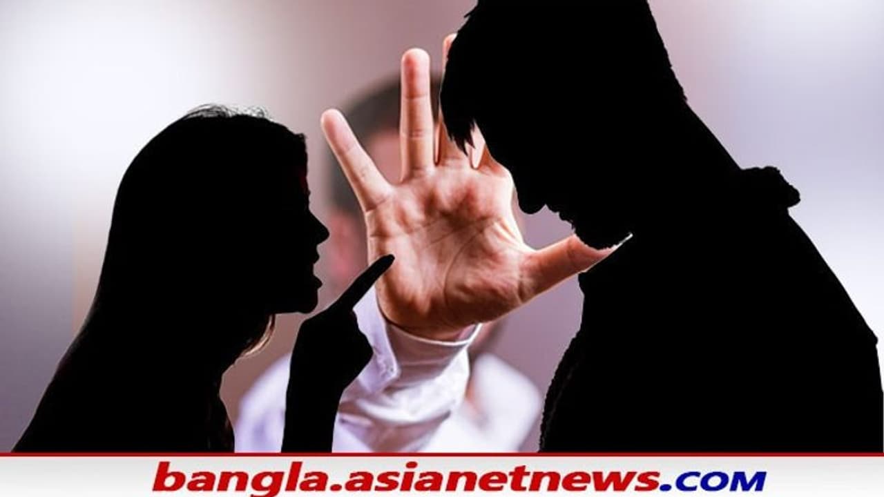 স্ত্রীর অত্যাচারে অতিষ্ঠ স্বামীরা, পুরুষ নির্যাতন বন্ধের দাবিতে রাস্তায় দাঁড়িয়ে বিক্ষোভ স্ত্রীর অত্যাচারে অতিষ্ঠ স্বামীরা, পুরুষ নির্যাতন বন্ধের দাবিতে রাস্তায় দাঁড়িয়ে বিক্ষোভ