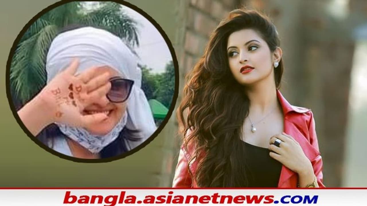 জেল থেকে বেরিয়েই ঝড় তুললেন পরিমণি, হাতের তালুতে এ কি লেখা, চমকে উঠল নেট মহল জেল থেকে বেরিয়েই ঝড় তুললেন পরিমণি, হাতের তালুতে এ কি লেখা, চমকে উঠল নেট মহল