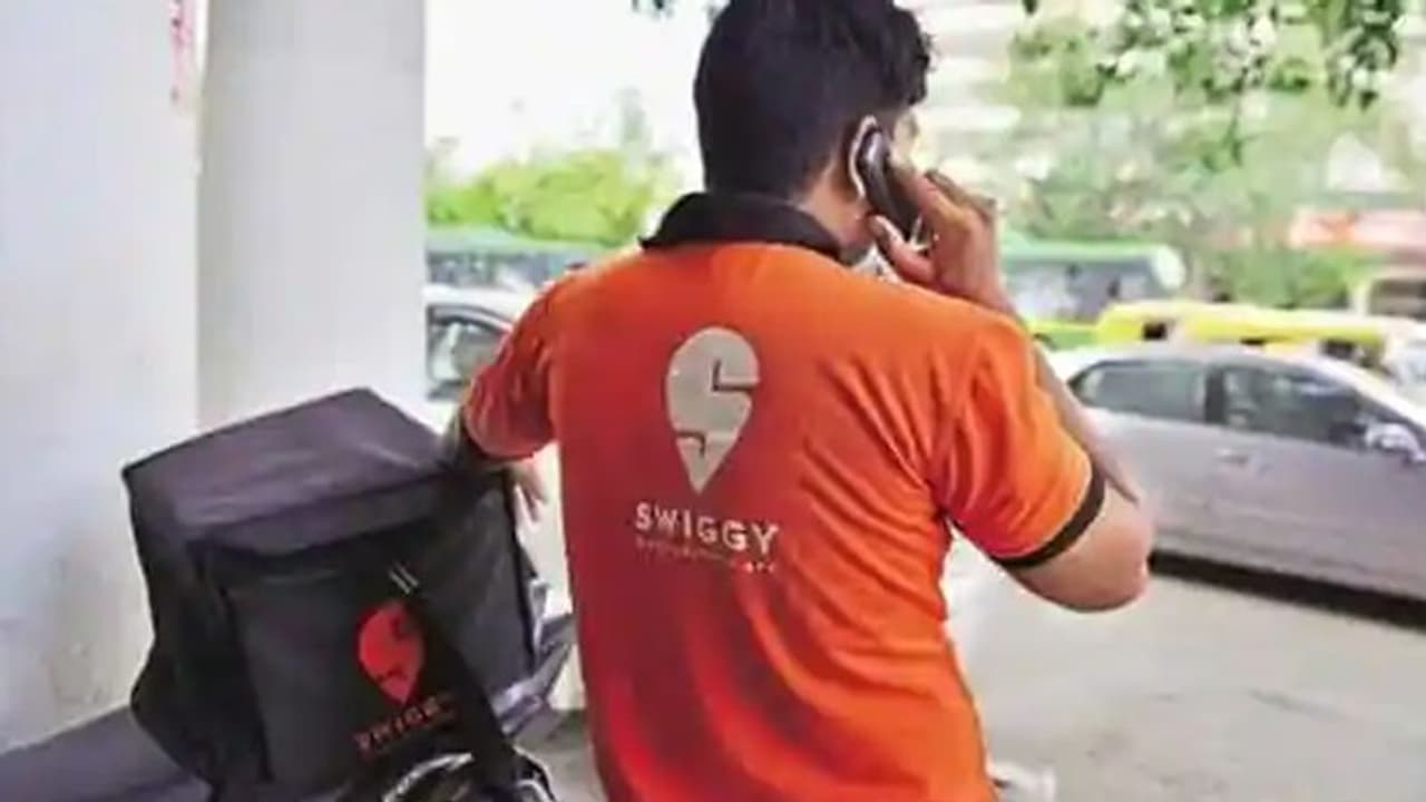 स्विगी के डिलीवरी बॉय ने रेस्टोरेंट मालिक की गोली मारकर की हत्या..वजह हैरान करने वाली स्विगी के डिलीवरी बॉय ने रेस्टोरेंट मालिक की गोली मारकर की हत्या..वजह हैरान करने वाली