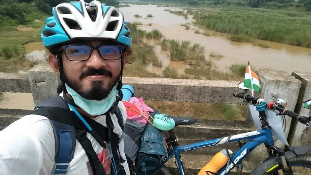 সাইকেলে পাড়ি দিয়ে গোটা ভারত ভ্রমণ, দূষণমুক্ত পৃথিবী গড়ার ডাক কলেজ পড়ুয়ার সাইকেলে পাড়ি দিয়ে গোটা ভারত ভ্রমণ, দূষণমুক্ত পৃথিবী গড়ার ডাক কলেজ পড়ুয়ার