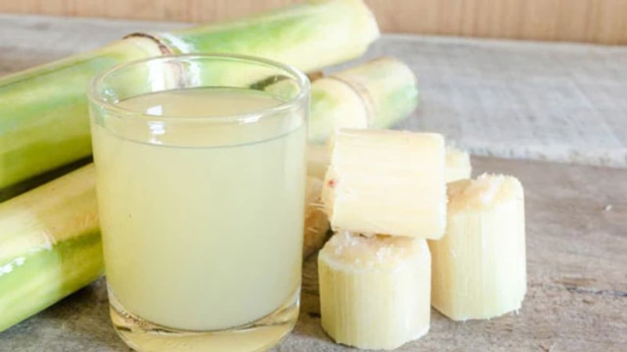 ശരീരഭാരം കൂടുമെന്ന് പേടി വേണ്ട; കുടിക്കാം കരിമ്പിൻ ജ്യൂസ്; അറിയാം മറ്റ് ഗുണങ്ങള്... ശരീരഭാരം കൂടുമെന്ന് പേടി വേണ്ട; കുടിക്കാം കരിമ്പിൻ ജ്യൂസ്; അറിയാം മറ്റ് ഗുണങ്ങള്...