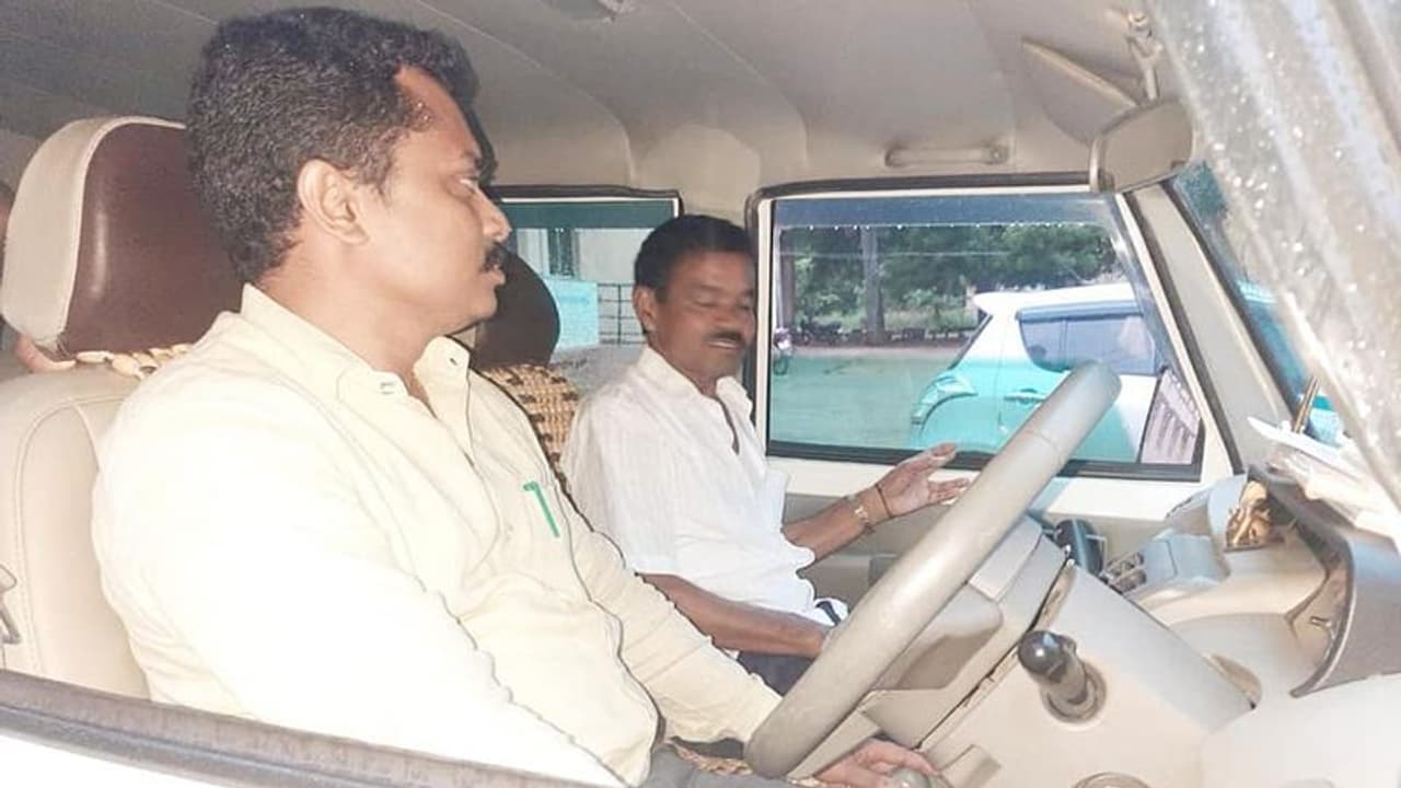 ನಿವೃತ್ತ ಚಾಲಕನನ್ನು ಕೂರಿಸಿಕೊಂಡು ಕಾರು ಚಾಲನೆ: ಮನೆಗೆ ಡ್ರಾಪ್ ಮಾಡಿ ಬೀಳ್ಕೊಟ್ಟ ಅಧಿಕಾರಿ ನಿವೃತ್ತ ಚಾಲಕನನ್ನು ಕೂರಿಸಿಕೊಂಡು ಕಾರು ಚಾಲನೆ: ಮನೆಗೆ ಡ್ರಾಪ್ ಮಾಡಿ ಬೀಳ್ಕೊಟ್ಟ ಅಧಿಕಾರಿ