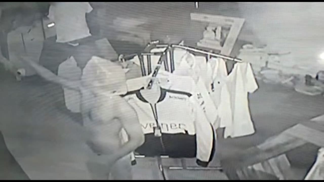 കൊല്ലത്ത് കടകള് തുറന്ന് മോഷണ പരമ്പര: മൂന്ന് മാസത്തിനുള്ളിൽ നടന്നത് അന്പതിലേറെ മോഷണങ്ങൾ കൊല്ലത്ത് കടകള് തുറന്ന് മോഷണ പരമ്പര: മൂന്ന് മാസത്തിനുള്ളിൽ നടന്നത് അന്പതിലേറെ മോഷണങ്ങൾ