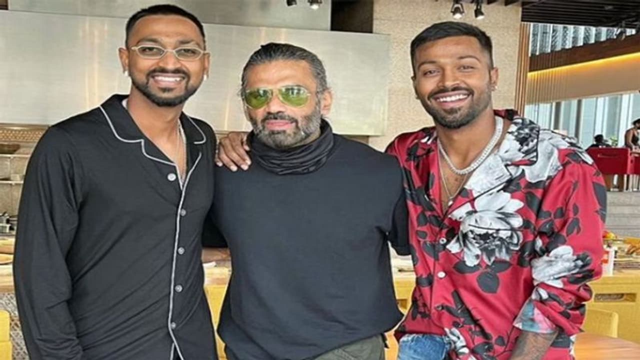 बॉलीवुड स्टार Suniel Shetty संग Hardik और Krunal Pandya ने दिया किलर पोज, फैंस बोले दोस्त के ससुरजी के साथ