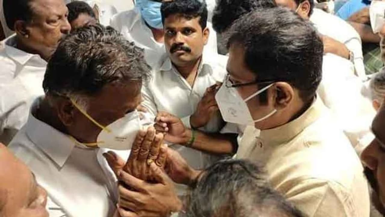 ​மகள் திருமணத்தை வைத்து கொண்டு ஓபிஎஸ் வீட்டு துக்கத்தில் பங்கெடுத்த டிடிவி.. கையை பிடித்து ஆறுதல்..!