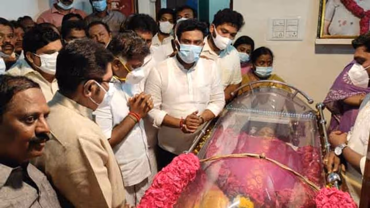 நள்ளிரவில் திடீர் விசிட்..! ஓபிஎஸ் – டிடிவி சந்திப்பு..! துக்க வீட்டில் நடந்தது என்ன? நள்ளிரவில் திடீர் விசிட்..! ஓபிஎஸ் – டிடிவி சந்திப்பு..! துக்க வீட்டில் நடந்தது என்ன?