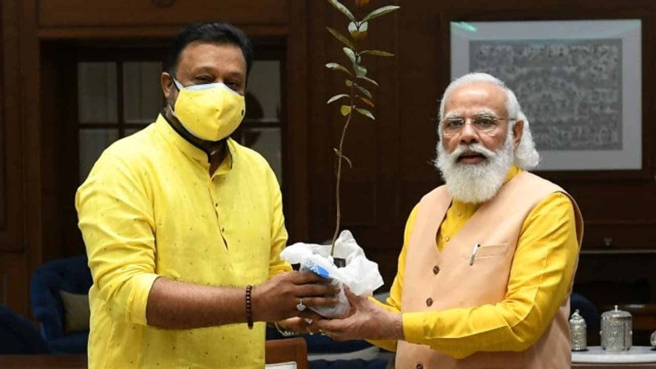 'ജയലക്ഷ്മി നല്കിയ പേരത്തൈ ഇനി പ്രധാനമന്ത്രിയുടെ വസതിക്കുമുന്നില് വളരും'; സന്തോഷം പങ്കുവച്ച് സുരേഷ് ഗോപി 'ജയലക്ഷ്മി നല്കിയ പേരത്തൈ ഇനി പ്രധാനമന്ത്രിയുടെ വസതിക്കുമുന്നില് വളരും'; സന്തോഷം പങ്കുവച്ച് സുരേഷ് ഗോപി