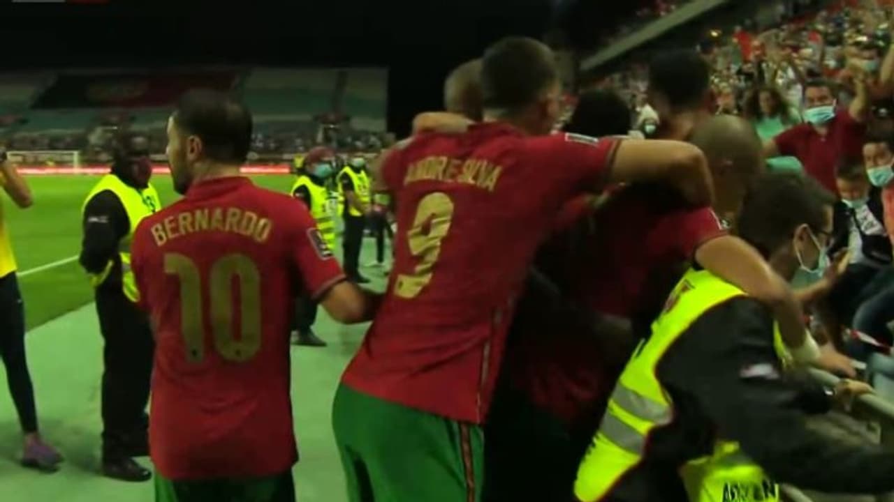 ക്രിസ്റ്റ്യാനോയുടെ വിജയഗോള് പെപെ ആഘോഷിച്ചത് സെക്യൂരിറ്റി ഉദ്യോഗസ്ഥനൊപ്പം..! വീഡിയോ വൈറല് ക്രിസ്റ്റ്യാനോയുടെ വിജയഗോള് പെപെ ആഘോഷിച്ചത് സെക്യൂരിറ്റി ഉദ്യോഗസ്ഥനൊപ്പം..! വീഡിയോ വൈറല്