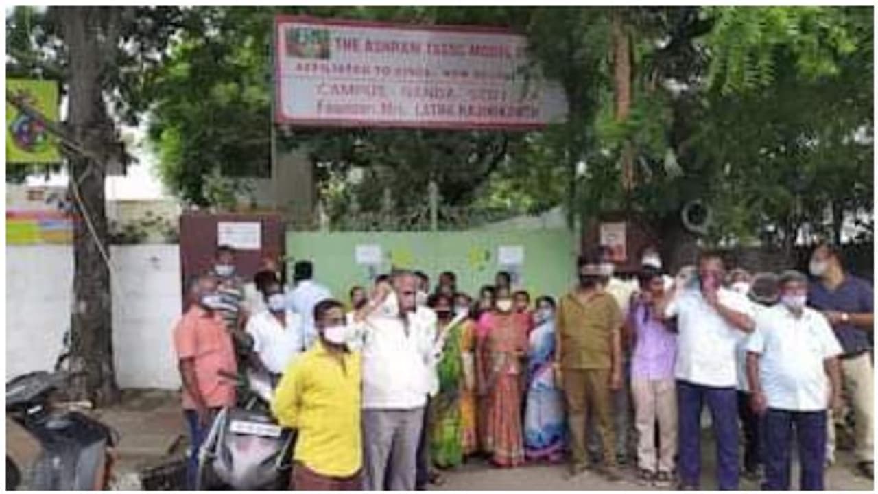 ஒன்றரை ஆண்டுகளாக சம்பளம் வழங்காத ஆஸ்ரம் பள்ளி... லதா ரஜினிகாந்தை கண்டித்து ஆர்பாட்டம்..! ஒன்றரை ஆண்டுகளாக சம்பளம் வழங்காத ஆஸ்ரம் பள்ளி... லதா ரஜினிகாந்தை கண்டித்து ஆர்பாட்டம்..!