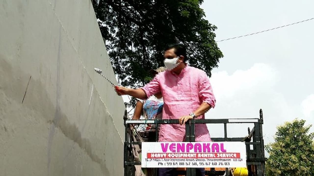 തലസ്ഥാനത്ത് ചുവരുകളിൽ ചിത്രം വരയ്ക്കാൻ ടൂറിസം മന്ത്രിയും