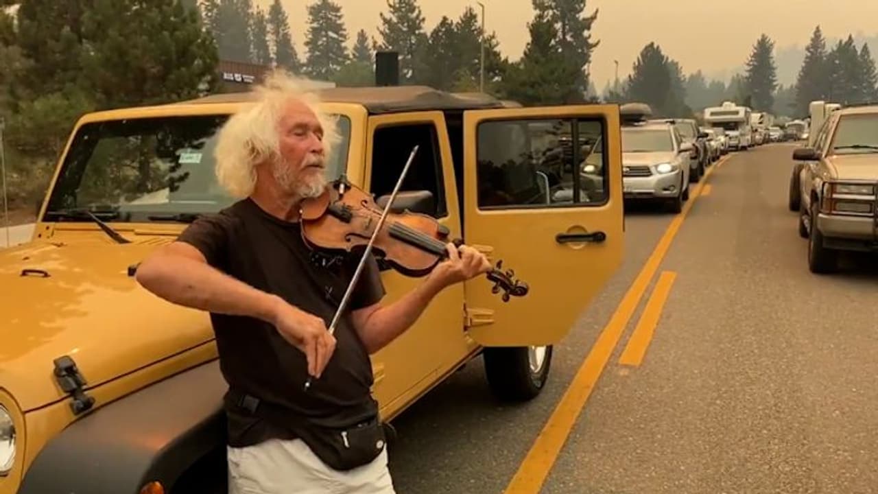 Man calms California fire evacuees stuck in traffic with his soulful violin performance; watch video