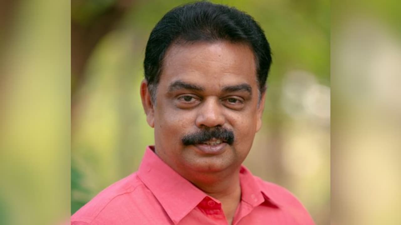 സർ വിളി ഒഴിവാക്കിയ മാത്തൂർ മാതൃക; കോൺഗ്രസ് ഭരണസമിതിയെ അഭിനന്ദിച്ച് സിപിഎം എംഎൽഎ സർ വിളി ഒഴിവാക്കിയ മാത്തൂർ മാതൃക; കോൺഗ്രസ് ഭരണസമിതിയെ അഭിനന്ദിച്ച് സിപിഎം എംഎൽഎ